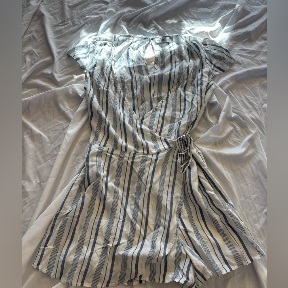 Hollister extra small XS striped pinstripe romper deep
V neck tie waist